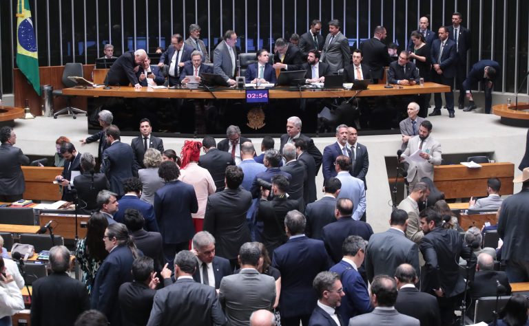 Líderes governistas e da oposição divergem sobre o projeto da redução de penas