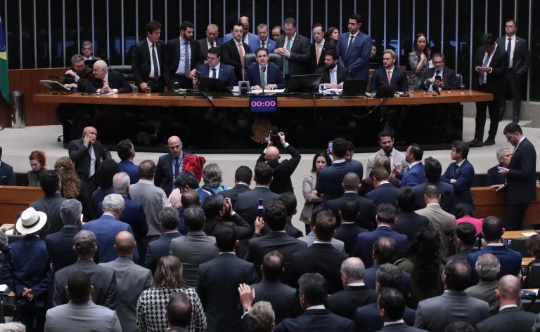 Discussão e votação de propostas legislativas.