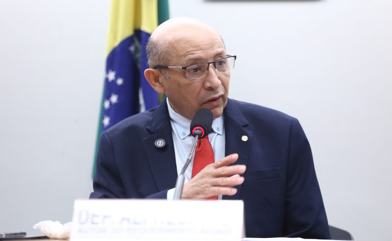 Deputado Alfredinho fala ao microfone