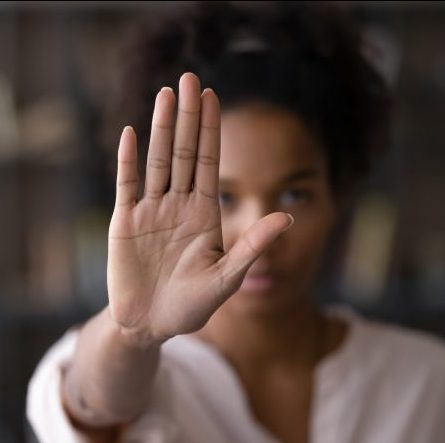 Projeção de frases no Congresso marca os 20 anos da Central de Atendimento à Mulher