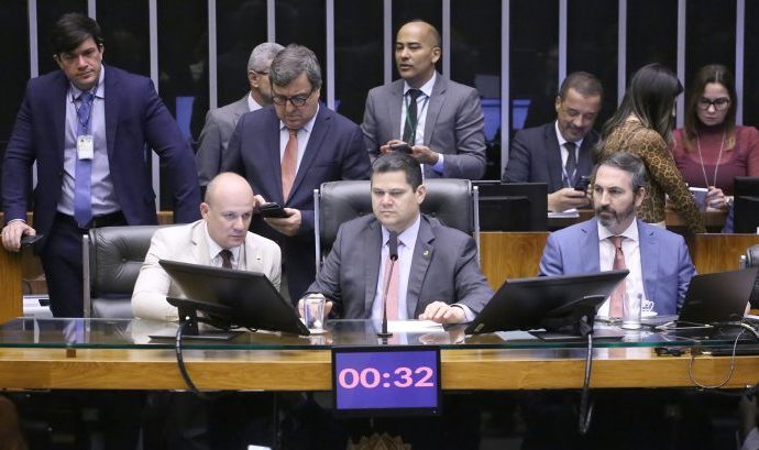 Discussão e votação das Lei de Diretrizes Orçamentárias. Dep. Cabo Gilberto Silva (PL - PB). Presidente do Senado Federal, Davi Alcolumbre (UNIÃO - AP)