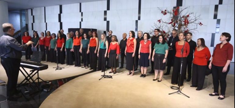 Cantata e visitas às cúpulas marcam o clima de Natal no Congresso Nacional