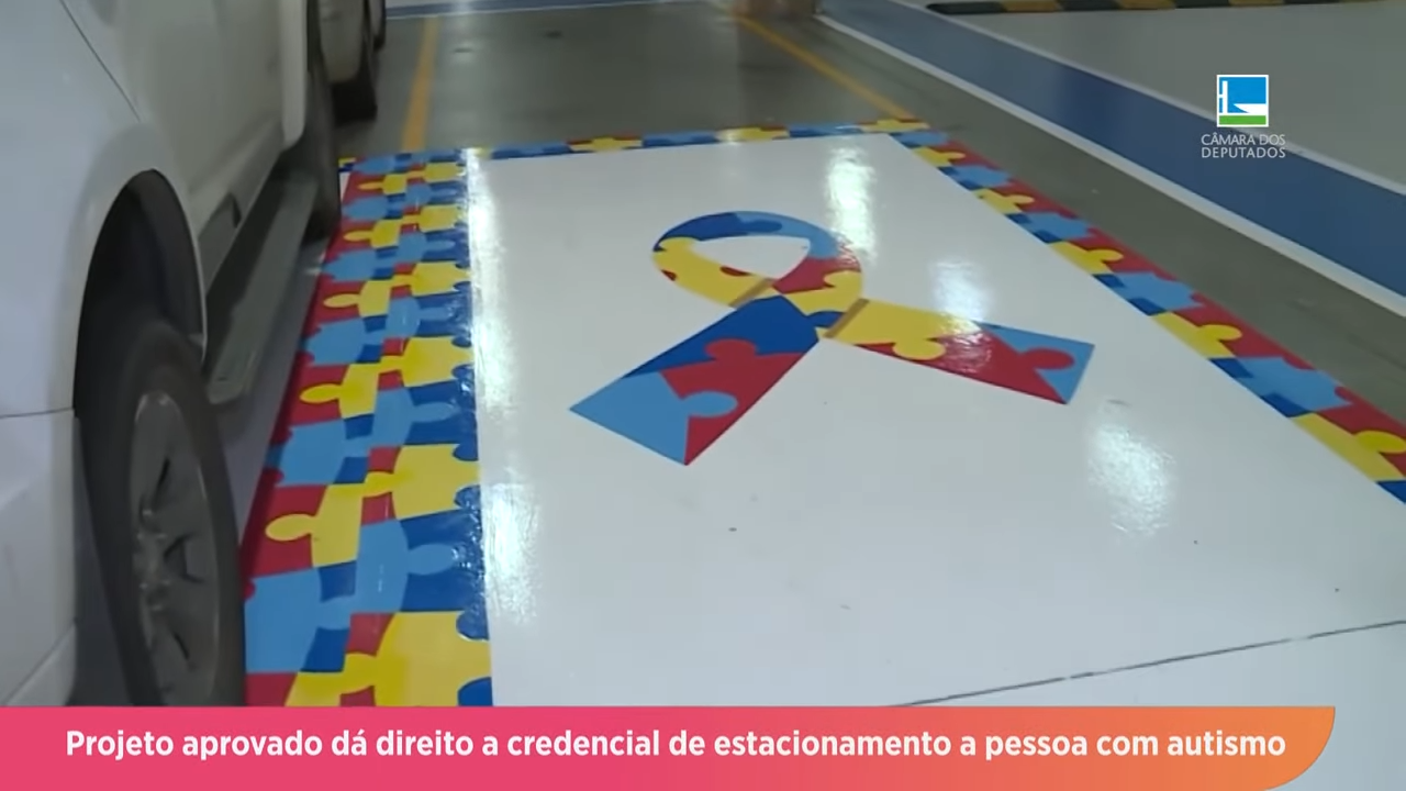 Aprovado projeto que dá direito a credencial de estacionamento para pessoas com autismo