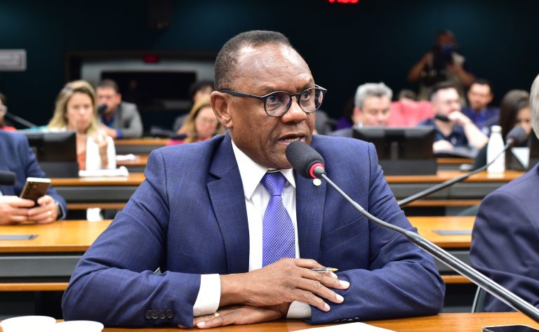 Deputado Ossesio Silva (Republicanos-PE) fala em comissão da Câmara dos Deputados