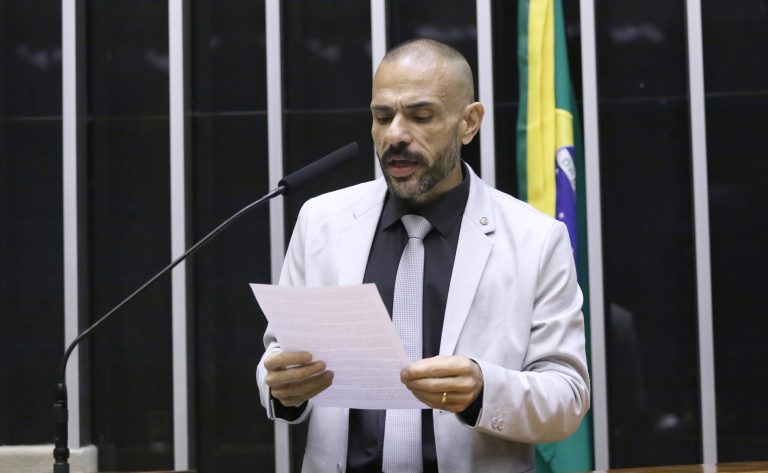 Deputado Sargento Portugal fala ao microfone