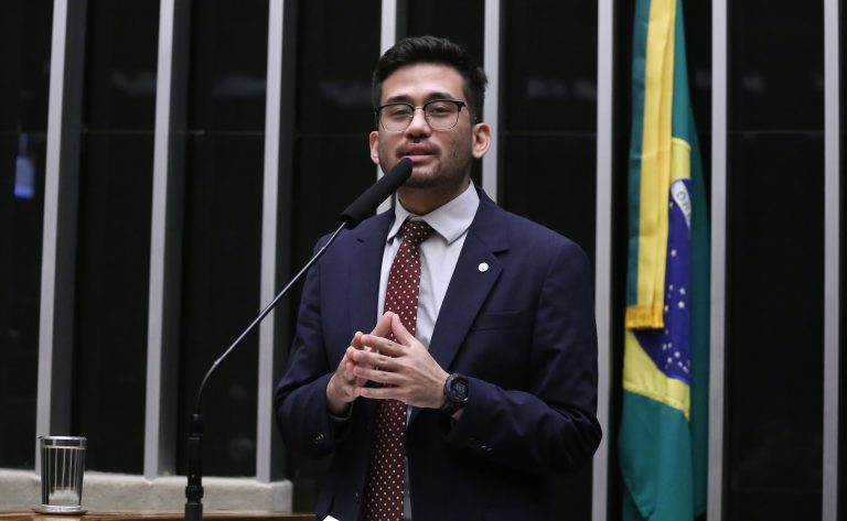 Deputado Kim Kataguiri fala ao microfone