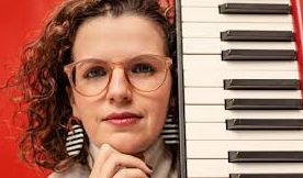 Pianista brasiliense Iara Gomes abre celebração do mês da mulher