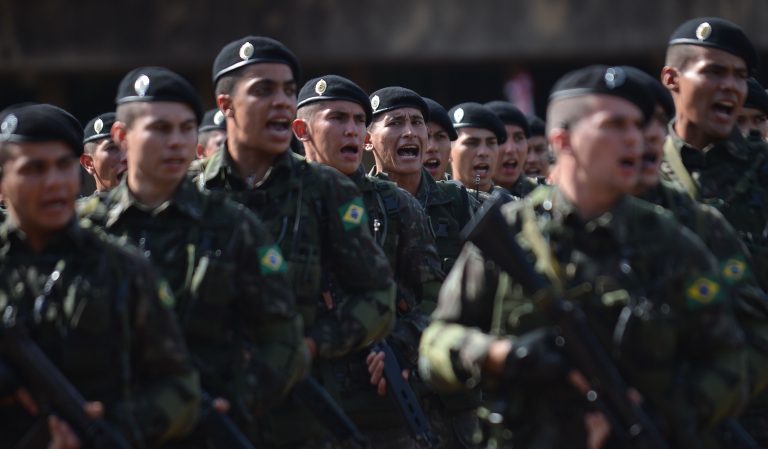 Defesa Nacional - Geral - Exército tropa militar marcha batalhão forças armadas soldado