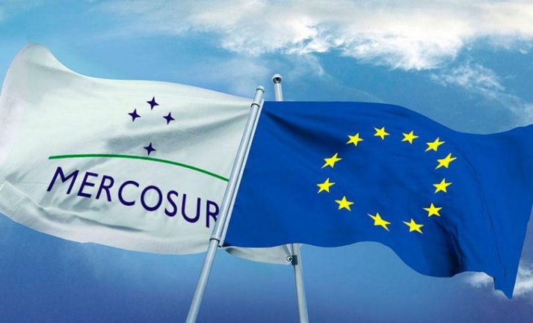 Bandeiras do Mercosul e da União Europeia