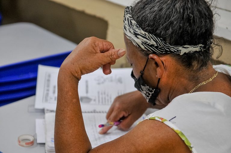 Pessoa idosa estudando