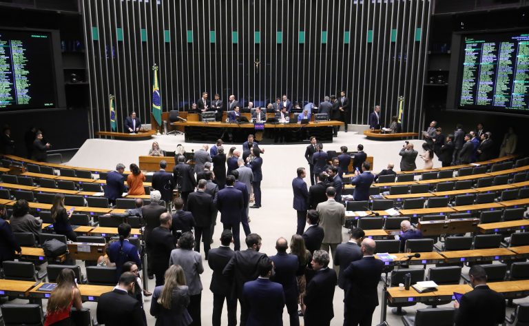 Plenário aprova reestruturação de carreiras dos servidores da Câmara e do Senado Plenário aprova reestruturação de carreiras dos servidores da Câmara e do Senado