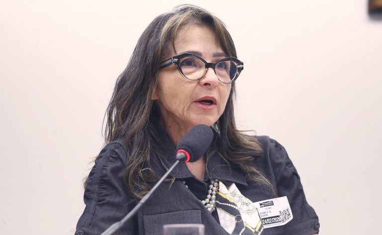 Audiência Pública - Implementação da Política Nacional de Prevenção e Controle do Câncer após a regulamentação do Ministério da Saúde. Vice-Presidente da Sociedade Brasileira de Cirurgia Oncológica - SBCO, Viviane Rezende de Oliveira.