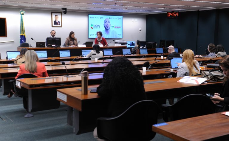 Espera por avaliação neuropsicológica no SUS pode chegar a quatro anos, aponta audiência na Câmara Espera por avaliação neuropsicológica no SUS pode chegar a quatro anos, aponta audiência na Câmara