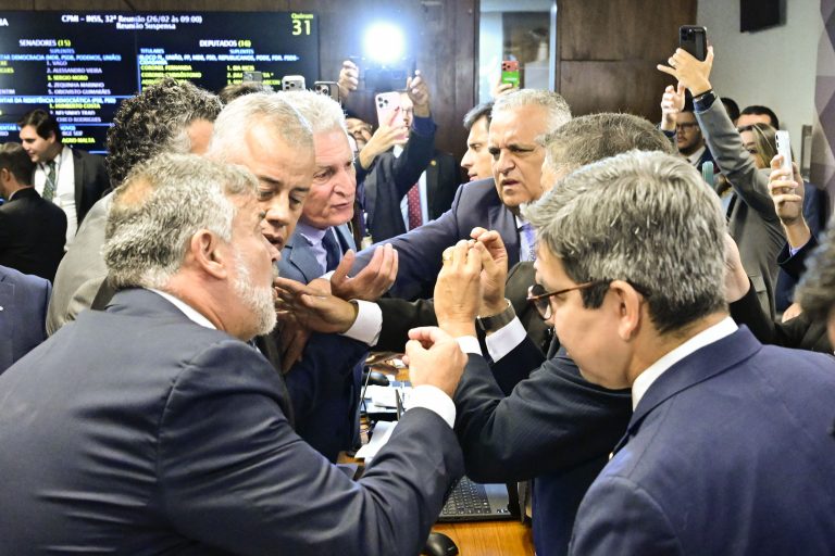 Sob protestos, CPMI aprova quebra de sigilos de filho do presidente Lula Sob protestos, CPMI aprova quebra de sigilos de filho do presidente Lula