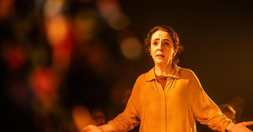 Sílvia Buarque comemora 40 anos de carreira emocionando o público e fazendo muitos planos (reprise)