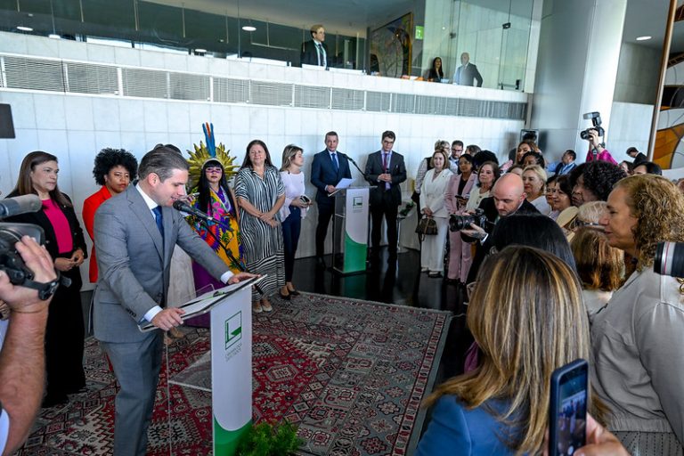 Hugo motta discursa  em evento da camara