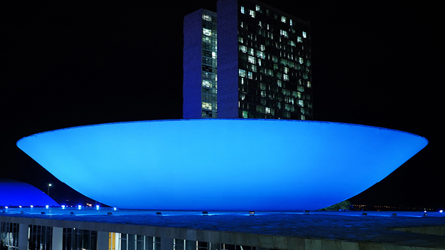 Congresso se ilumina de azul em apoio à campanha sobre câncer colorretal