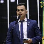 Comissão aprova porte de arma para donos de lojas de armas e diretores de clubes de tiro