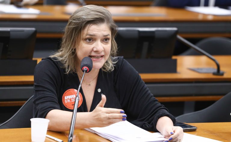 Comissão aprova isenção de taxa em concursos para beneficiários do Fies e do Prouni Comissão aprova isenção de taxa em concursos para beneficiários do Fies e do Prouni