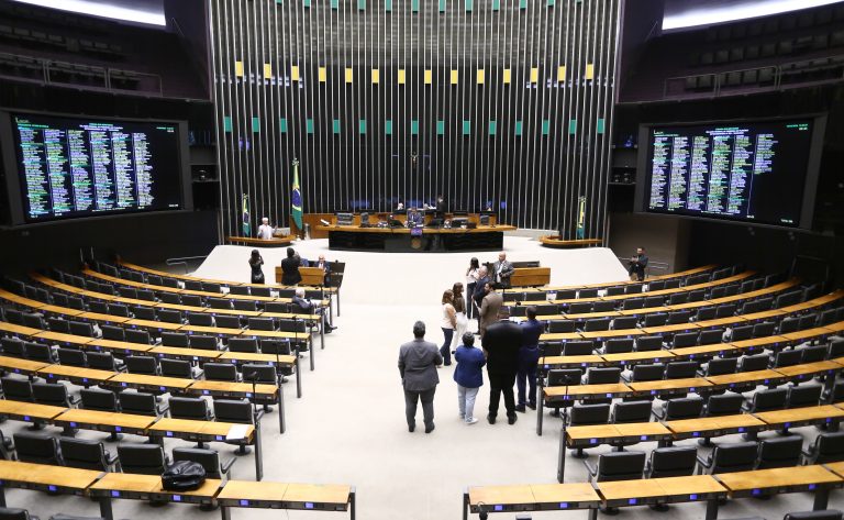 Discussão e votação de propostas legislativas.