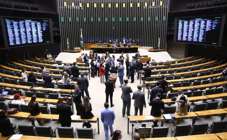 Discussão e votação de propostas legislativas.