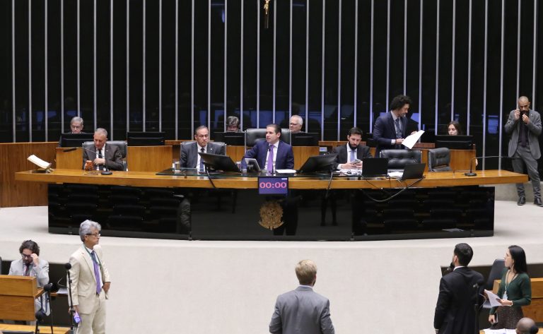 Discussão e votação de propostas legislativas.