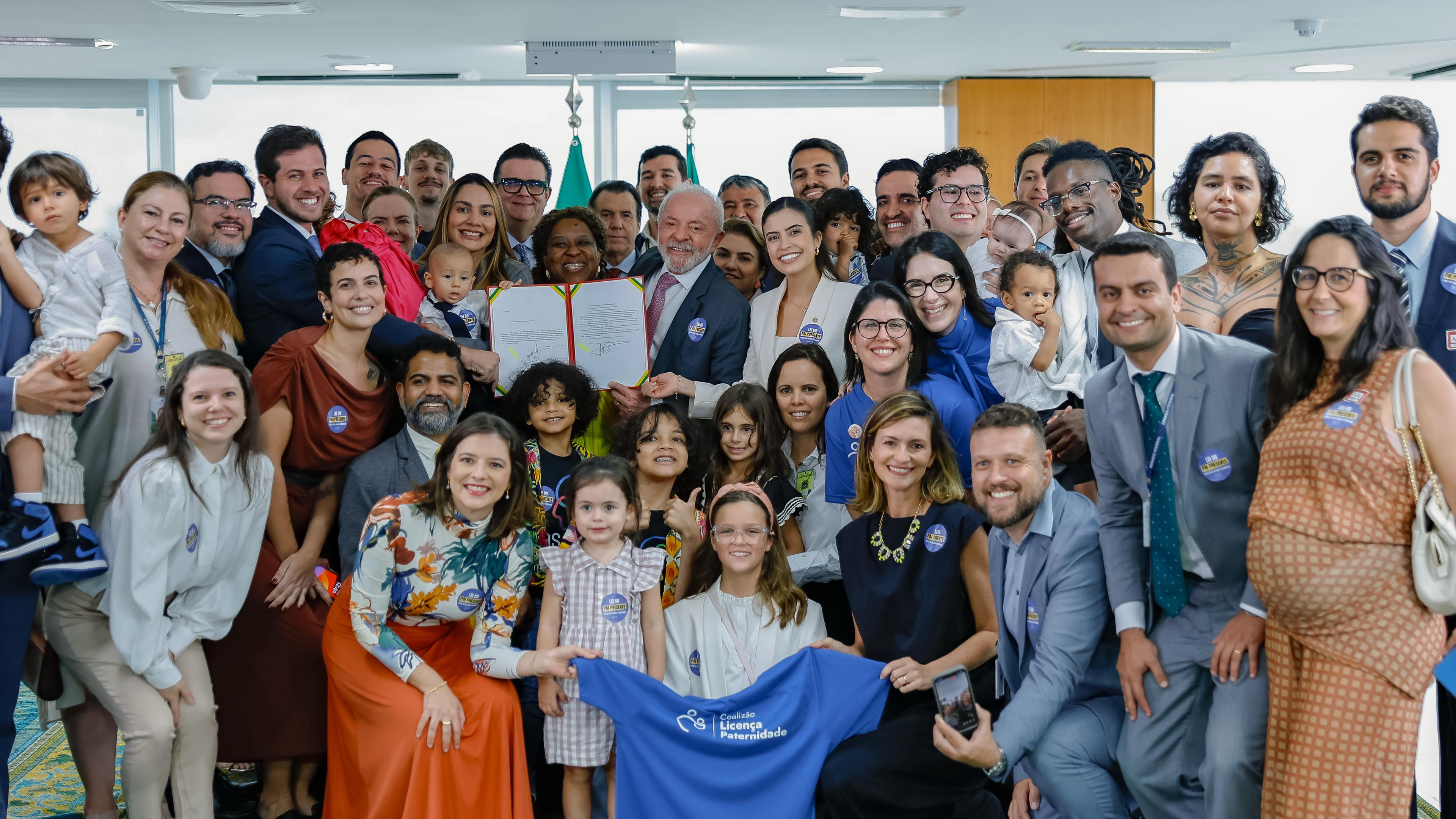 Lei amplia licença-paternidade para 20 dias e cria salário-paternidade Lei amplia licença-paternidade para 20 dias e cria salário-paternidade