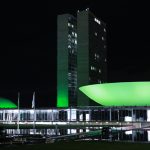 Congresso recebe iluminação verde para homenagear profissionais de enfermagem e conscientizar sobre doença celíaca