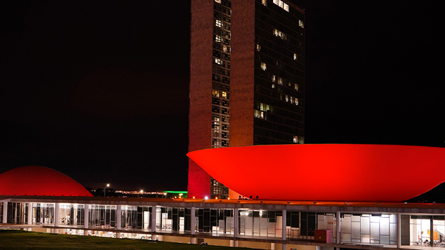 Congresso recebe projeção de frases e luz vermelha pelos 25 anos da Política Nacional de Sangue
