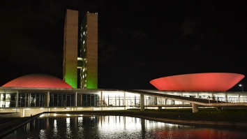 Iluminação especial no Congresso alerta para Doença de Parkinson