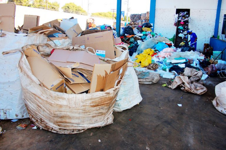 Cidades - serviços públicos - lixo - coleta de Lixo - coleta seletiva - reciclagem - Trabalhadores de cooperativas ainda dependem dos moradores fazerem sua parte na separação e descarte correto dos resíduos. Com a retomada do serviço, a orientação é depositar os resíduos orgânicos e recicláveis no dia certo, de acordo com o calendário de coleta do SLU.