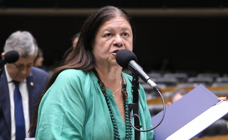 Comissão aprova inclusão de orientações sobre bebês prematuros na caderneta da criança