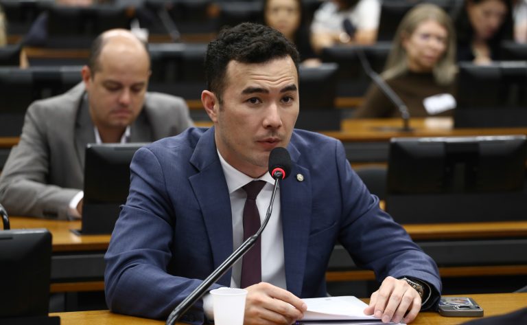 Deputado Pedro Aihara fala ao microfone