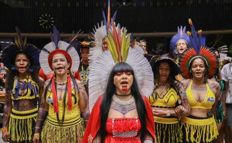 Sessão na Câmara homenageia 22ª edição do Acampamento Terra Livre – Notícias Sessão na Câmara homenageia 22ª edição do Acampamento Terra Livre – Notícias