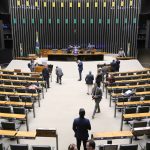 Deputados analisam em Plenário a PEC que garante recursos mínimos para assistência social; acompanhe