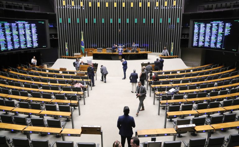 Discussão e votação de propostas legislativas.
