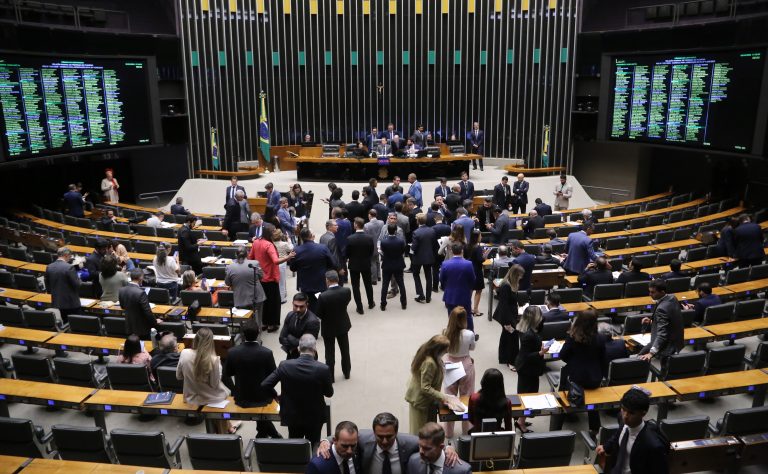 Discussão e votação de propostas legislativas.