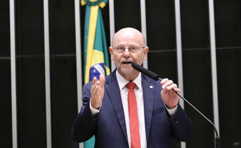 Deputado Bohn Gass fala ao microfone