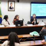 Inclusão de injeção semestral contra o HIV no SUS esbarra em preço alto, aponta debate