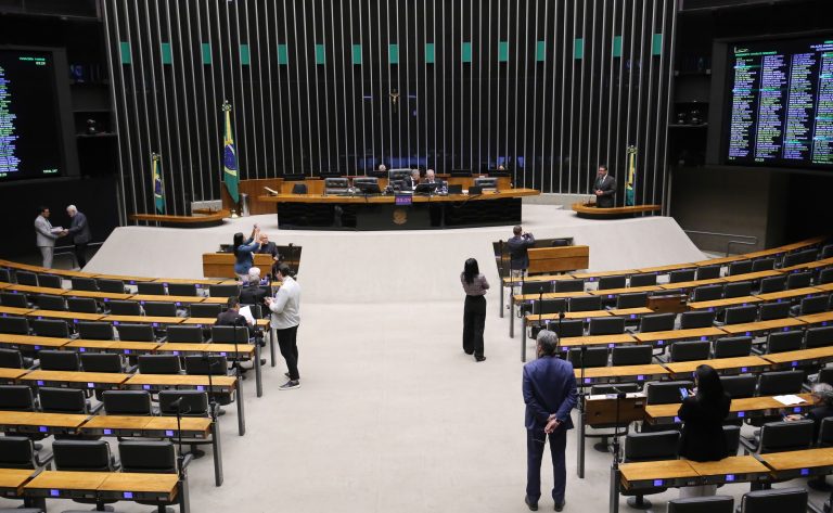 Deputados analisam pedidos de urgência para projetos de lei; acompanhe – Notícias Deputados analisam pedidos de urgência para projetos de lei; acompanhe – Notícias