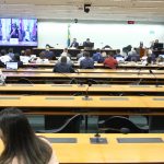 Especialistas sugerem permissão para jovens de 16 anos dirigirem com supervisão