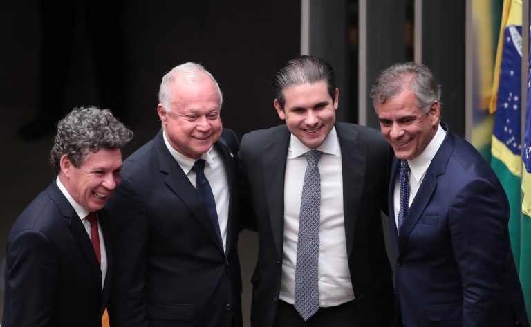 Motta com deputados no Plenário