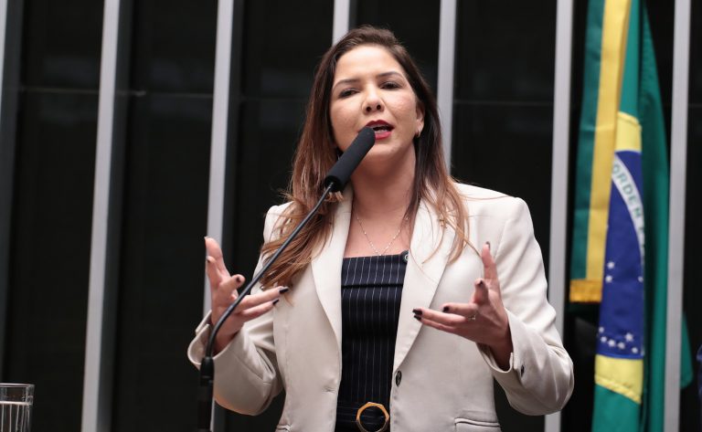 Deputada Cristiane Lopes fala ao microfone