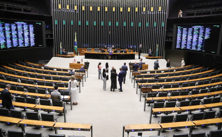 Discussão e votação de propostas legislativas.