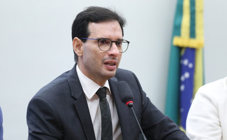 Instalação da comissão e eleição do presidente e dos vice-presidentes. Dep. Leo Prates (PDT-BA)