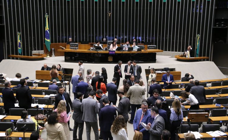 Discussão e votação de propostas legislativas.