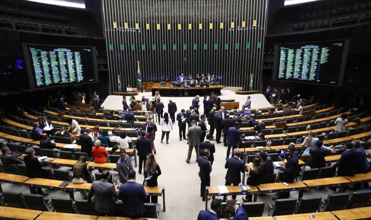Discussão e votação de propostas legislativas.