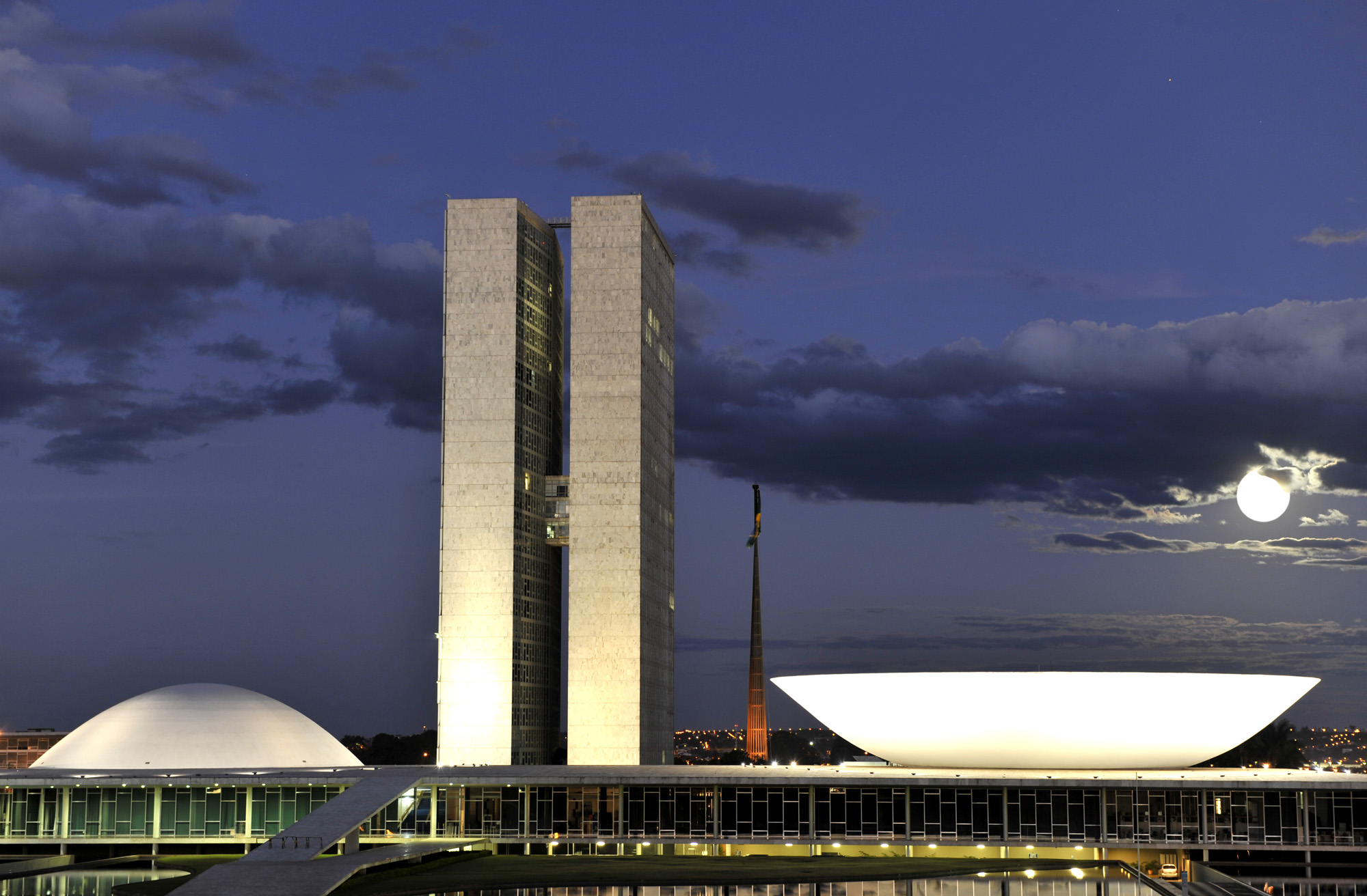 Congresso Nacional recebe projeção pelos 200 anos da Câmara dos Deputados e do Senado Federal