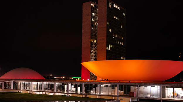 Congresso se ilumina de laranja para apoiar proteção de crianças e adolescentes