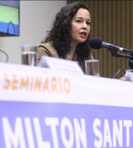 Discussão e votação de propostas legislativas. Secretária Adjunta de Comunicação - Secretaria de Comunicação da Presidência da República e neta de Milton Santos, Nina dos Santos.